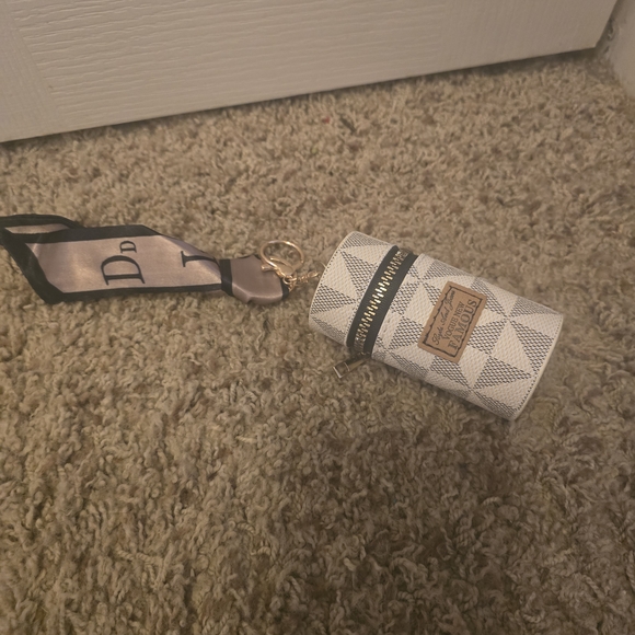 Checkered Keychain Holder with Scarf Accent - Picture 7 of 8